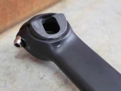 Sattelstütze von Bontrager, TREK MADONE GEN 8 SATTELSTÜTZE / CARBON SMOKE / 150MM / SB 0MM vor USEDBIKES - OB.DE Hintergrund