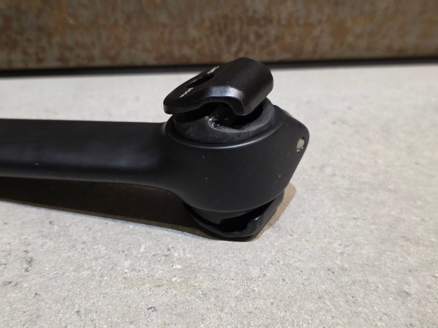 Sattelstütze von Bontrager, TREK MADONE GEN 8 SATTELSTÜTZE / CARBON SMOKE / 150MM / SB 0MM vor USEDBIKES - OB.DE Hintergrund