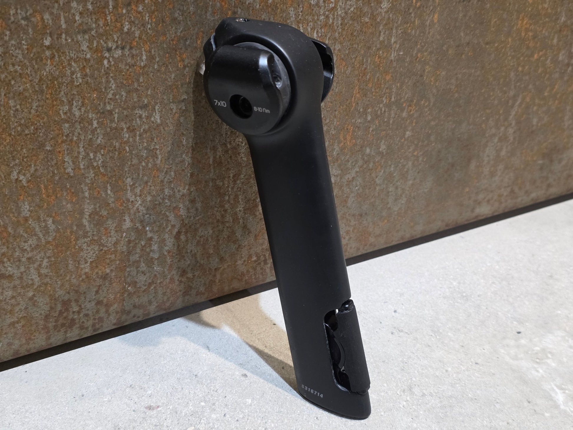 Sattelstütze von Bontrager, TREK MADONE GEN 8 SATTELSTÜTZE / CARBON SMOKE / 150MM / SB 0MM vor USEDBIKES - OB.DE Hintergrund