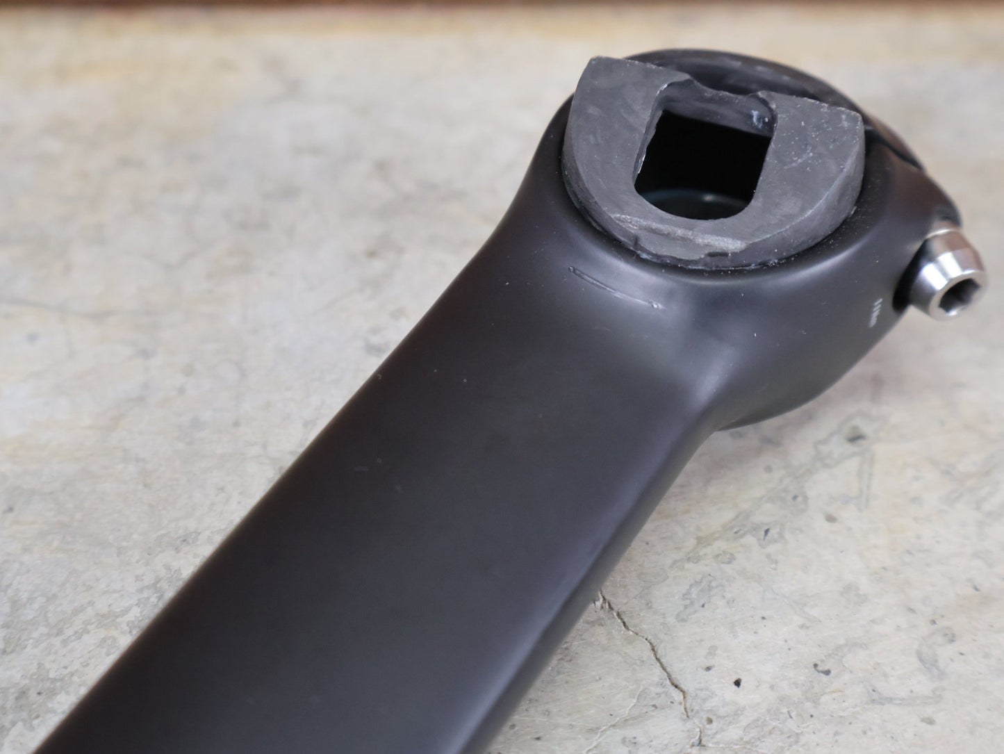 Sattelstütze von Bontrager, TREK MADONE GEN 8 SATTELSTÜTZE / CARBON SMOKE / 150MM / SB 0MM vor USEDBIKES - OB.DE Hintergrund