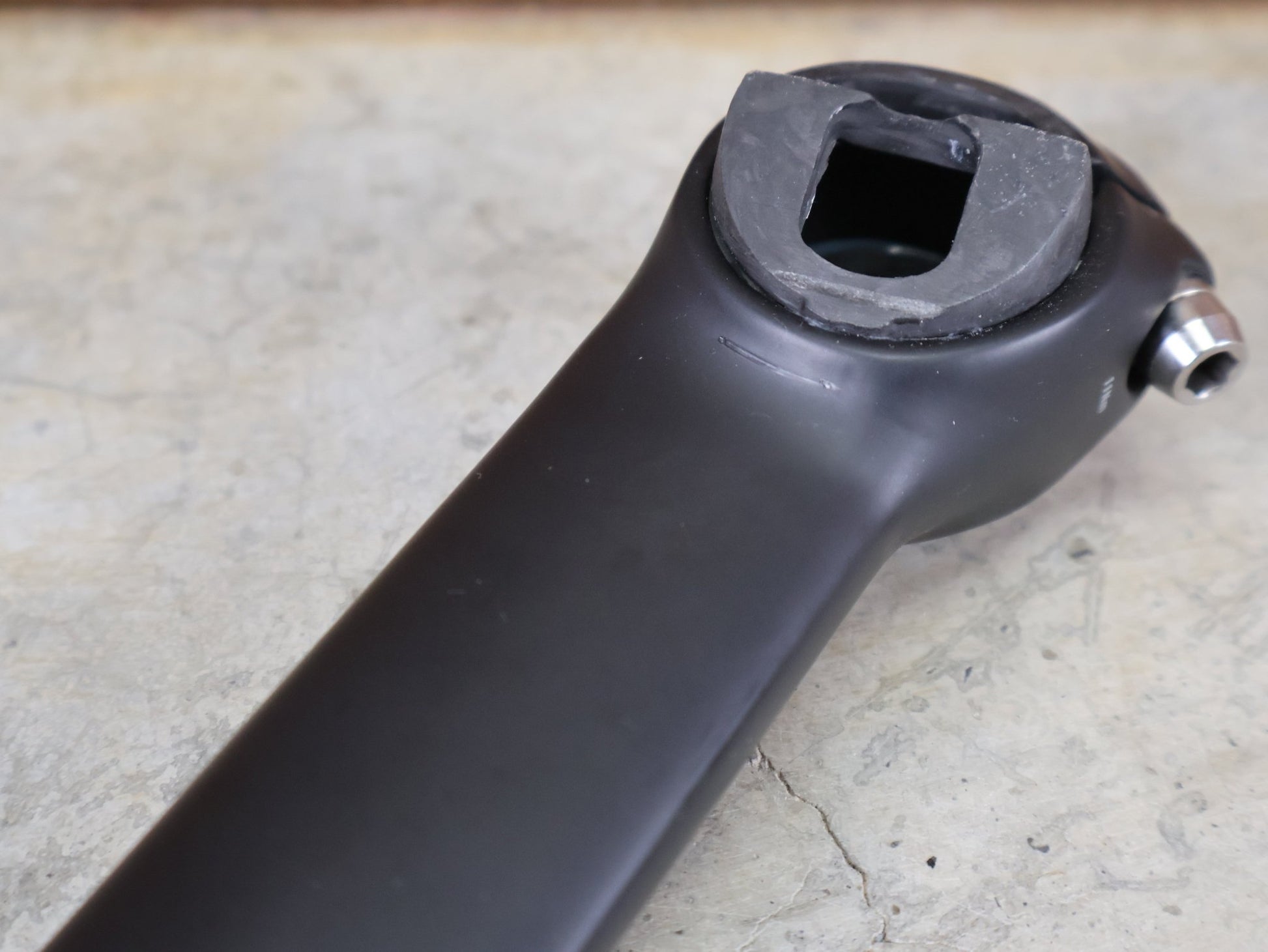 Sattelstütze von Bontrager, TREK MADONE GEN 8 SATTELSTÜTZE / CARBON SMOKE / 150MM / SB 0MM vor USEDBIKES - OB.DE Hintergrund