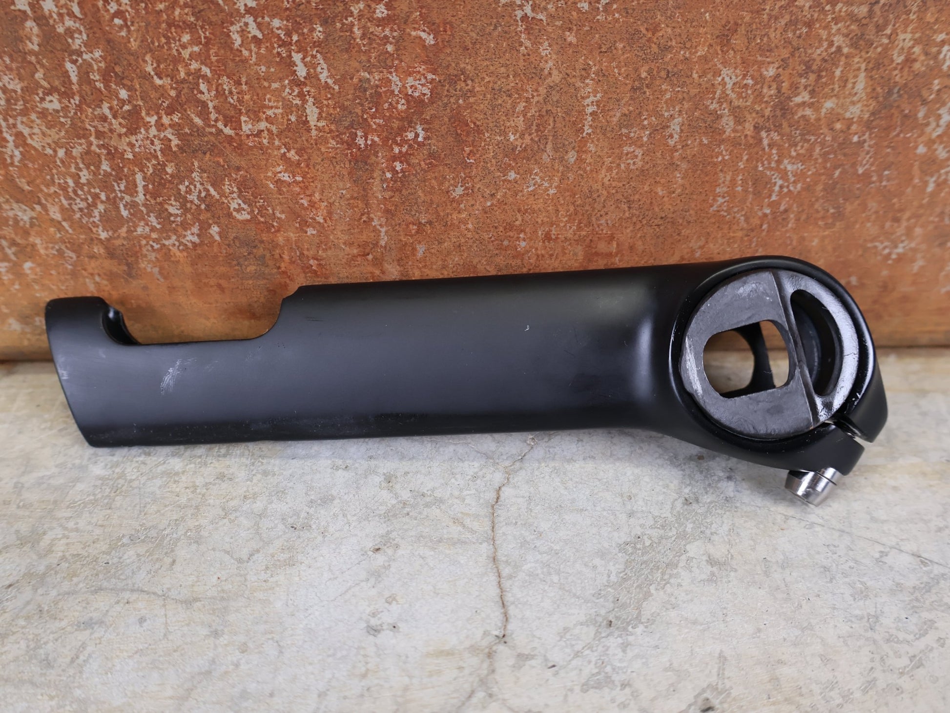 Sattelstütze von Bontrager, TREK MADONE GEN 8 SATTELSTÜTZE / CARBON SMOKE / 150MM / SB 0MM vor USEDBIKES - OB.DE Hintergrund