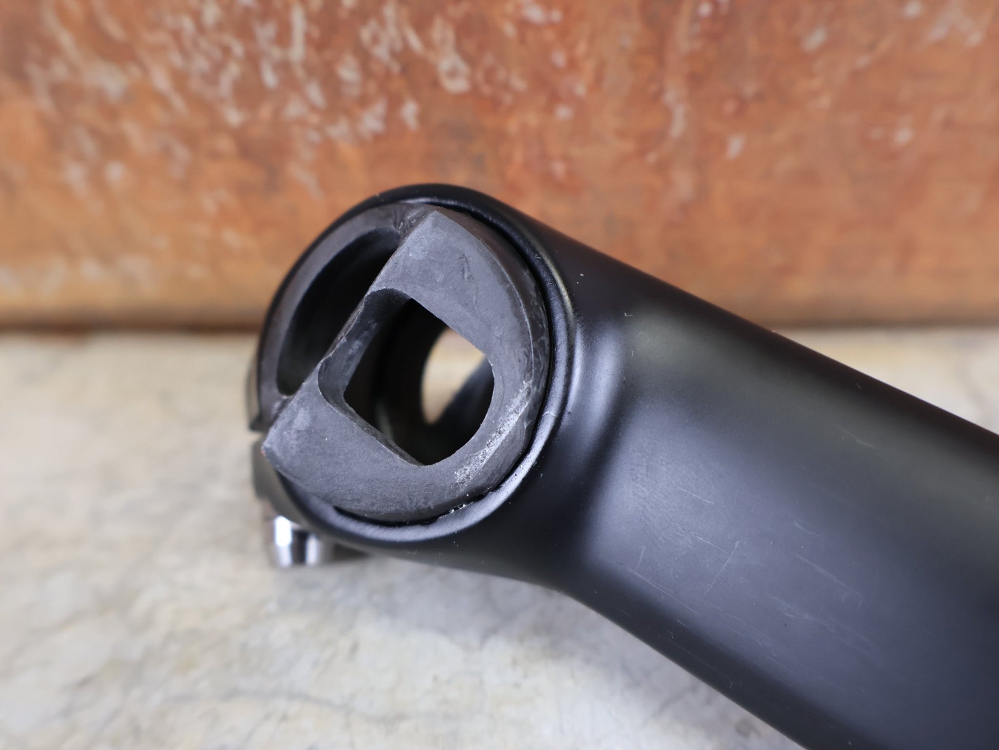 Sattelstütze von Bontrager, TREK MADONE GEN 8 SATTELSTÜTZE / CARBON SMOKE / 150MM / SB 0MM vor USEDBIKES - OB.DE Hintergrund