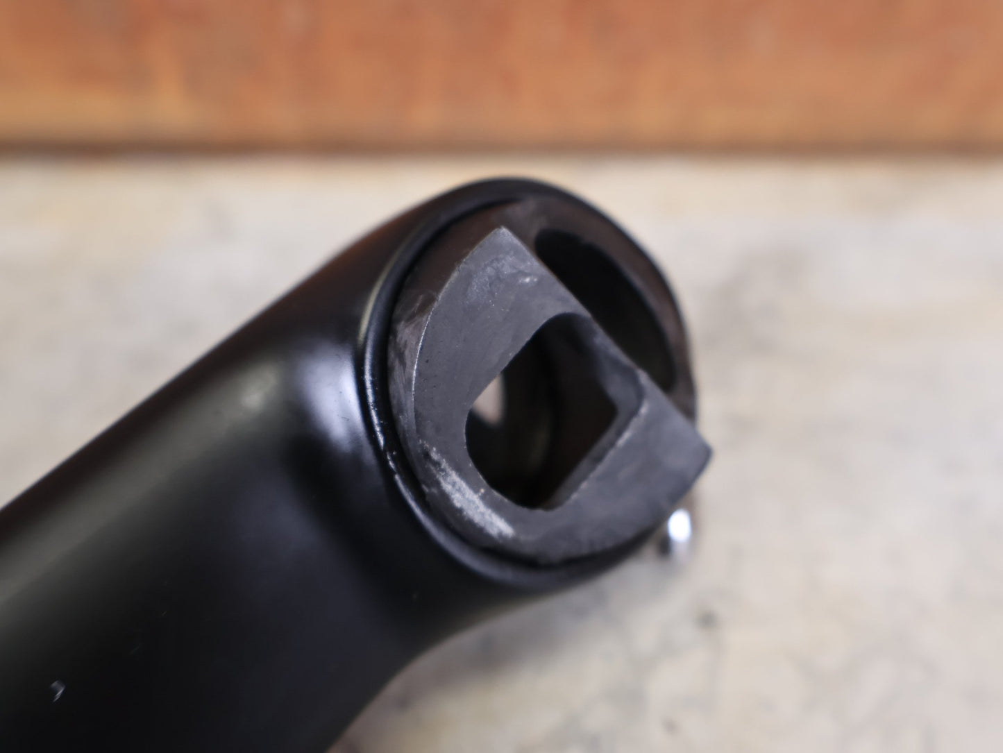 Sattelstütze von Bontrager, TREK MADONE GEN 8 SATTELSTÜTZE / CARBON SMOKE / 150MM / SB 0MM vor USEDBIKES - OB.DE Hintergrund