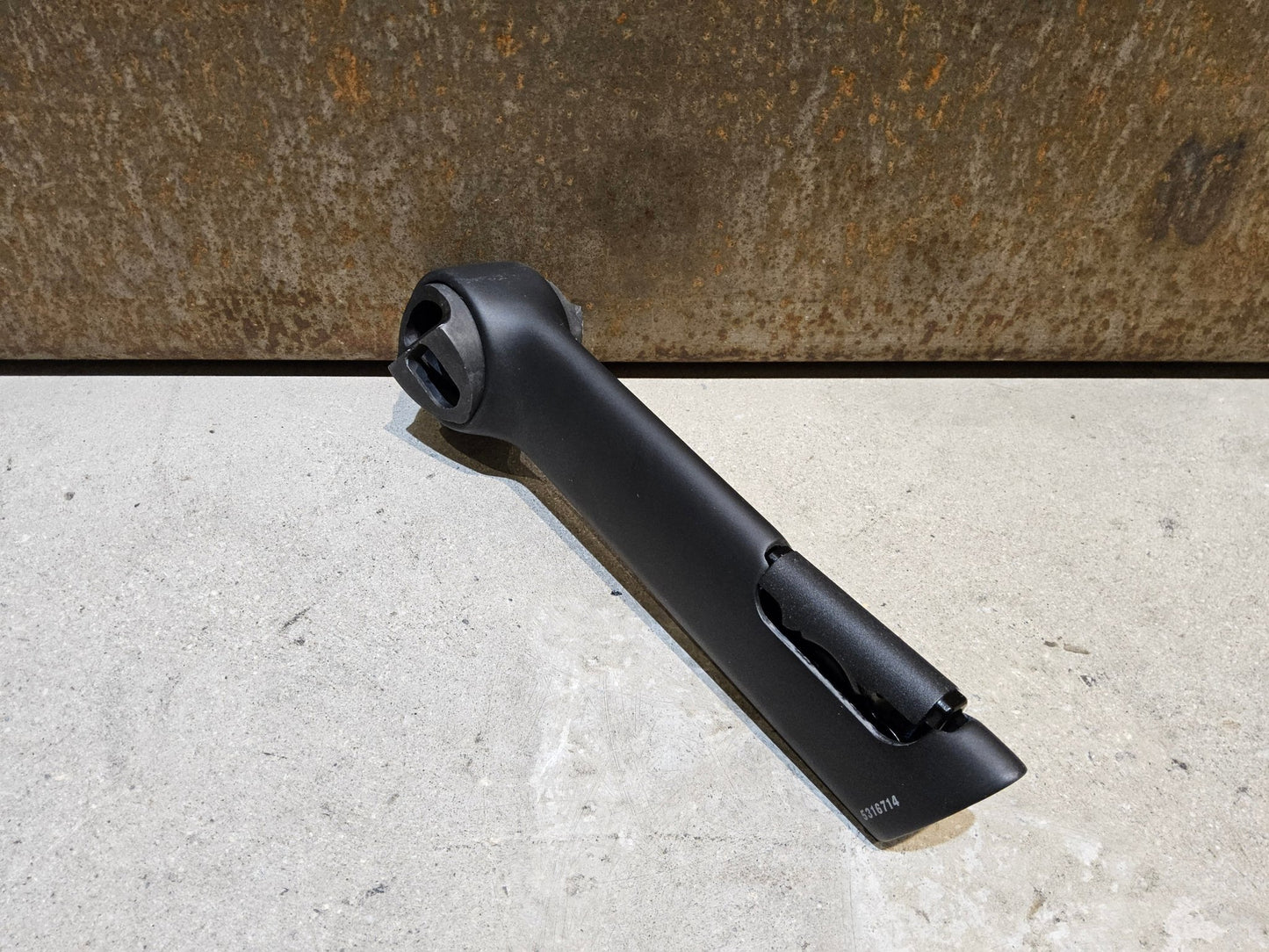 Sattelstütze von Bontrager, TREK MADONE GEN 8 SATTELSTÜTZE / CARBON SMOKE / 150MM / SB 0MM vor USEDBIKES - OB.DE Hintergrund