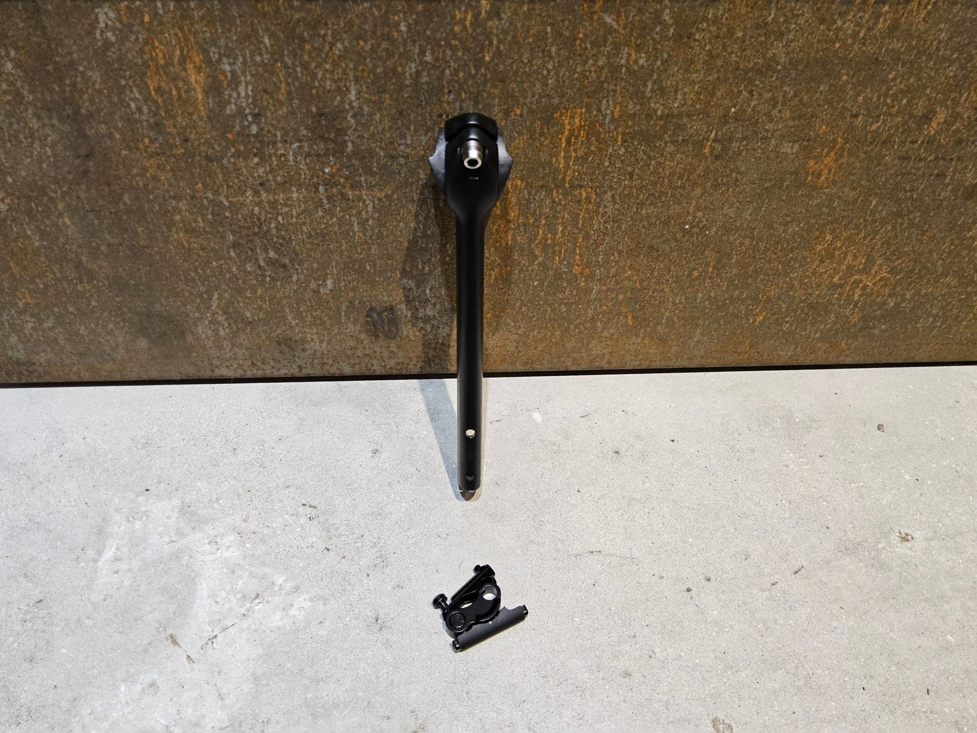 Sattelstütze von Bontrager, TREK MADONE GEN 8 SATTELSTÜTZE / CARBON SMOKE / 190MM / SB 0MM vor USEDBIKES - OB.DE Hintergrund