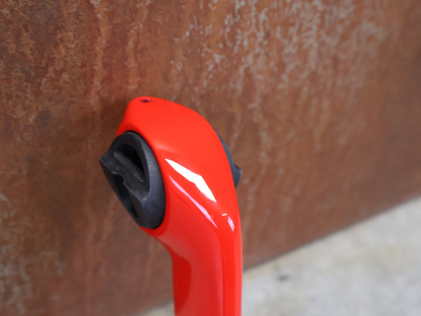 Sattelstütze von Trek, TREK MADONE GEN 8 SATTELSTÜTZE / VIPER RED / W5321079 / 150MM / SB 20MM vor USEDBIKES - OB.DE Hintergrund