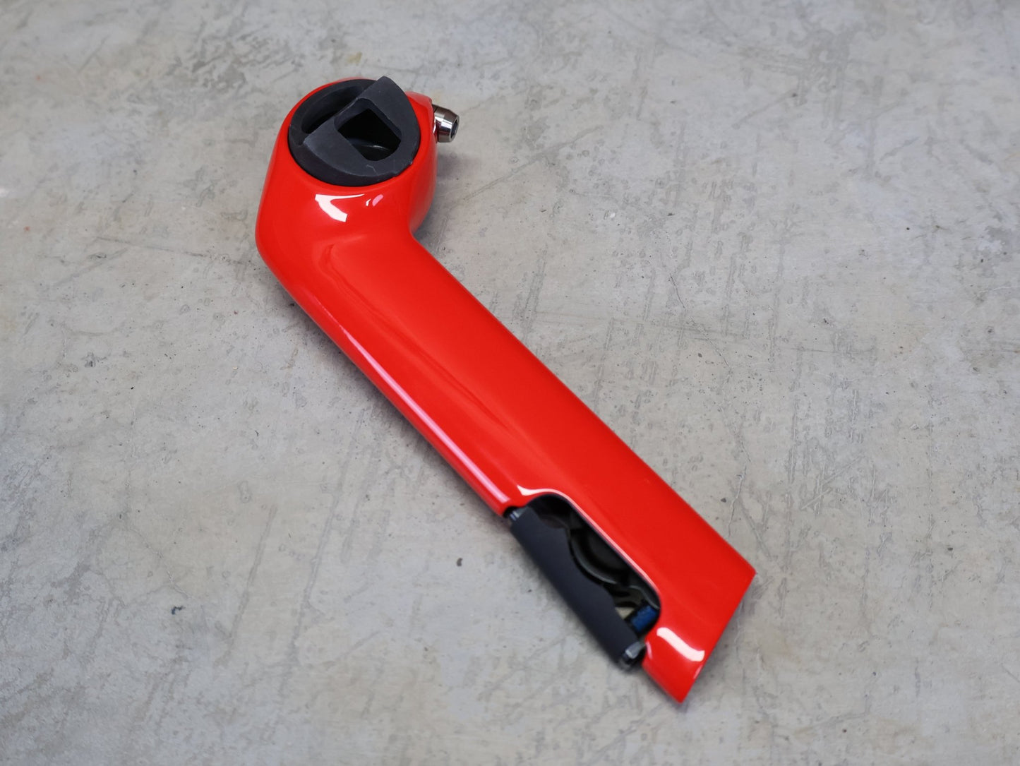 Sattelstütze von Trek, TREK MADONE GEN 8 SATTELSTÜTZE / VIPER RED / W5321079 / 150MM / SB 20MM vor USEDBIKES - OB.DE Hintergrund