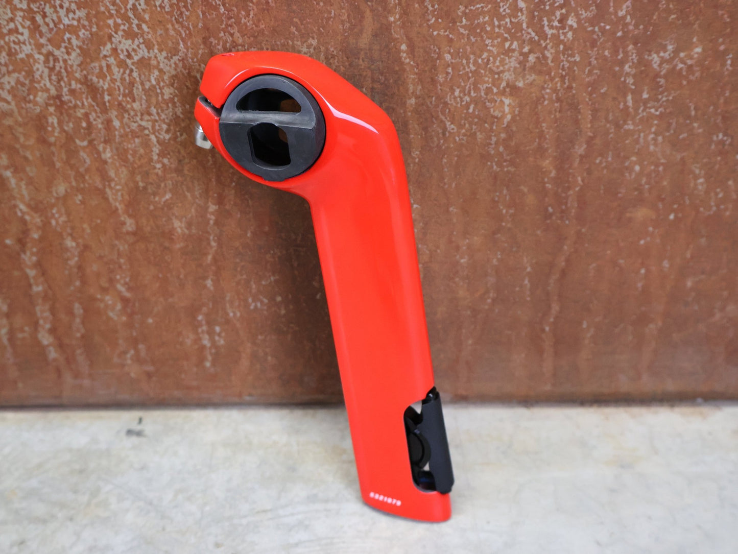 Sattelstütze von Trek, TREK MADONE GEN 8 SATTELSTÜTZE / VIPER RED / W5321079 / 150MM / SB 20MM vor USEDBIKES - OB.DE Hintergrund