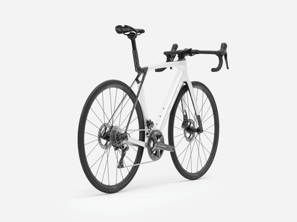 Rennrad von Trek, TREK MADONE SL 5 GEN 8 / GLOSS CRYSTAL WHITE / MATTE DEEP SMOKE / S vor USEDBIKES - OB.DE Hintergrund