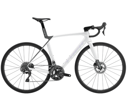 Rennrad von Trek, TREK MADONE SL 5 GEN 8 / GLOSS CRYSTAL WHITE / MATTE DEEP SMOKE / S vor USEDBIKES - OB.DE Hintergrund