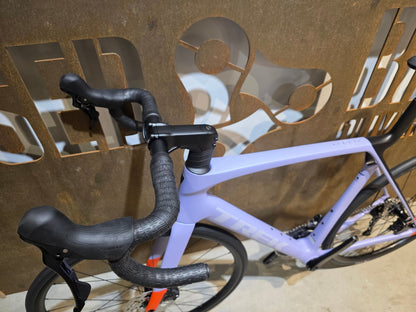 Rennrad von Trek, TREK MADONE SL 5 GEN 8 / MATTE LAVENDER HAZE / L vor USEDBIKES - OB.DE Hintergrund