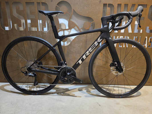 Rennrad von Trek, TREK MADONE SL 5/6 GEN 8 / CUSTOMBUILD / MATTE DARK WEB / S vor USEDBIKES - OB.DE Hintergrund