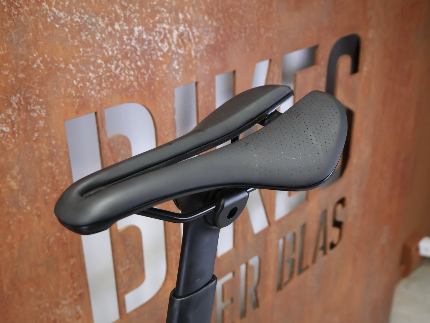 Rennrad von Trek, TREK MADONE SL 6 GEN 8 / CRIMSON / XL vor USEDBIKES - OB.DE Hintergrund