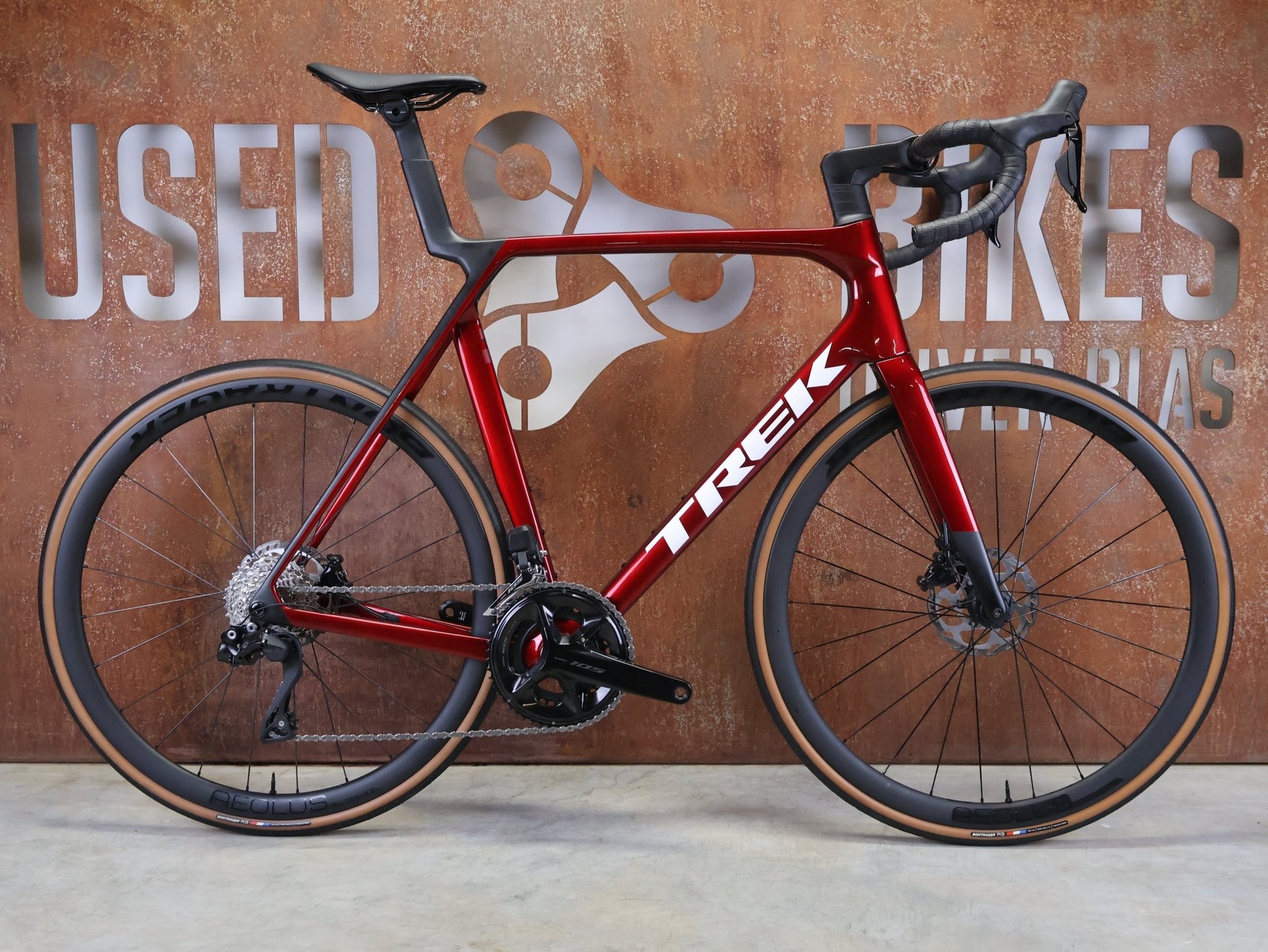 Rennrad von Trek, TREK MADONE SL 6 GEN 8 / CRIMSON / XL vor USEDBIKES - OB.DE Hintergrund