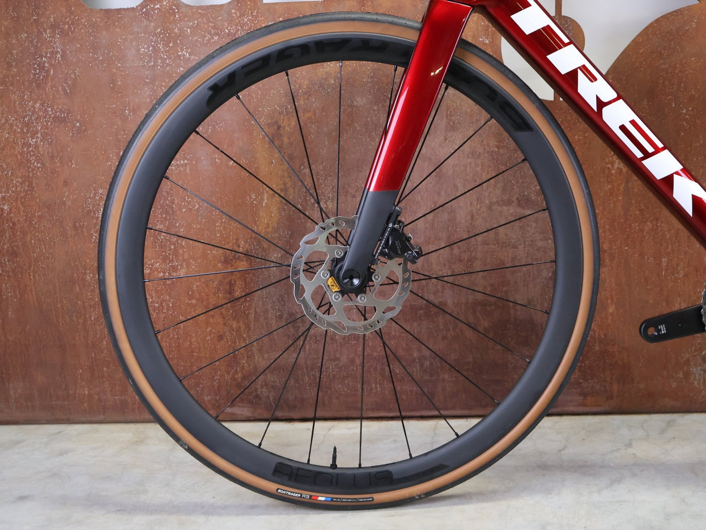 Rennrad von Trek, TREK MADONE SL 6 GEN 8 / CRIMSON / XL vor USEDBIKES - OB.DE Hintergrund