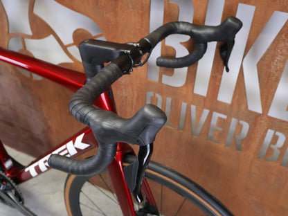 Rennrad von Trek, TREK MADONE SL 6 GEN 8 / CRIMSON / XL vor USEDBIKES - OB.DE Hintergrund