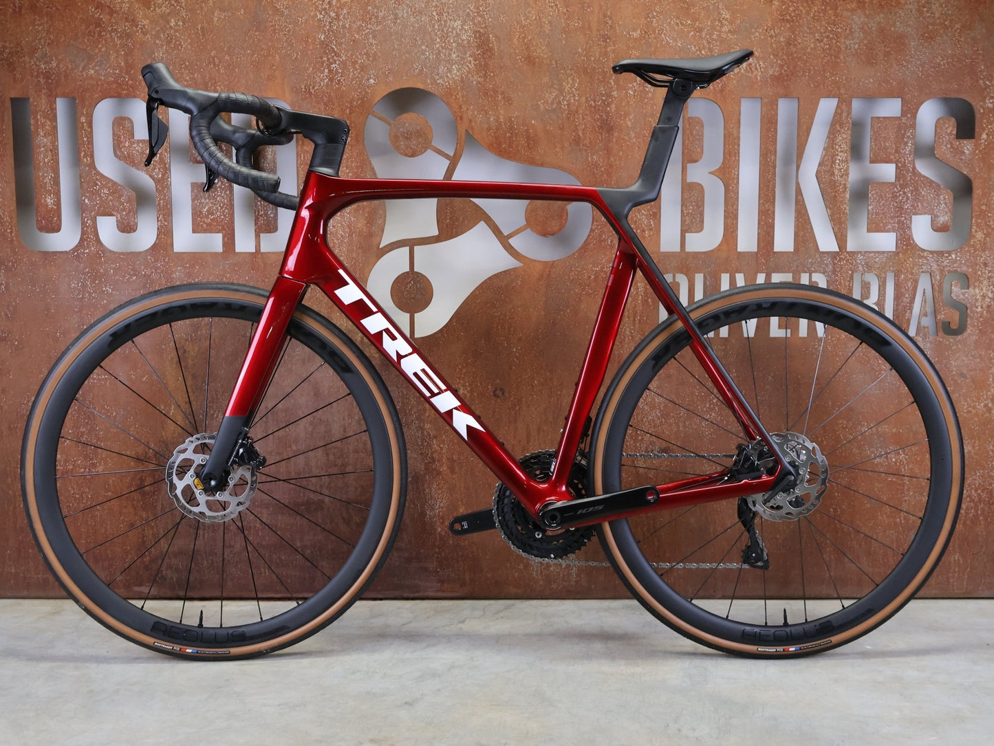 Rennrad von Trek, TREK MADONE SL 6 GEN 8 / CRIMSON / XL vor USEDBIKES - OB.DE Hintergrund