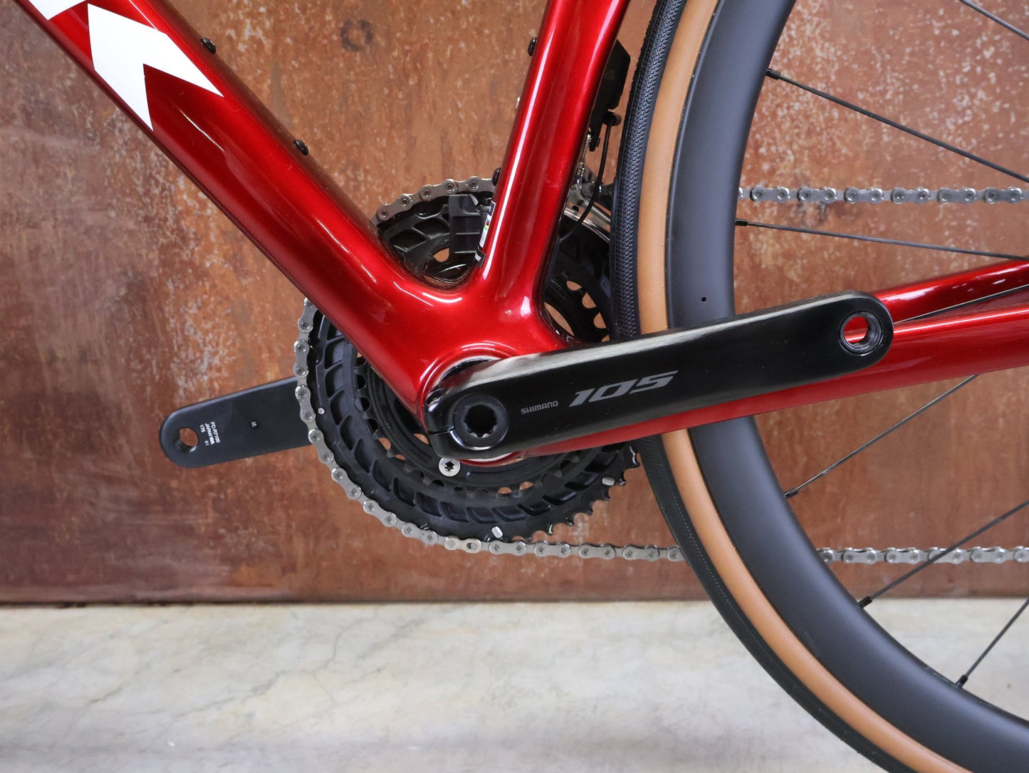 Rennrad von Trek, TREK MADONE SL 6 GEN 8 / CRIMSON / XL vor USEDBIKES - OB.DE Hintergrund