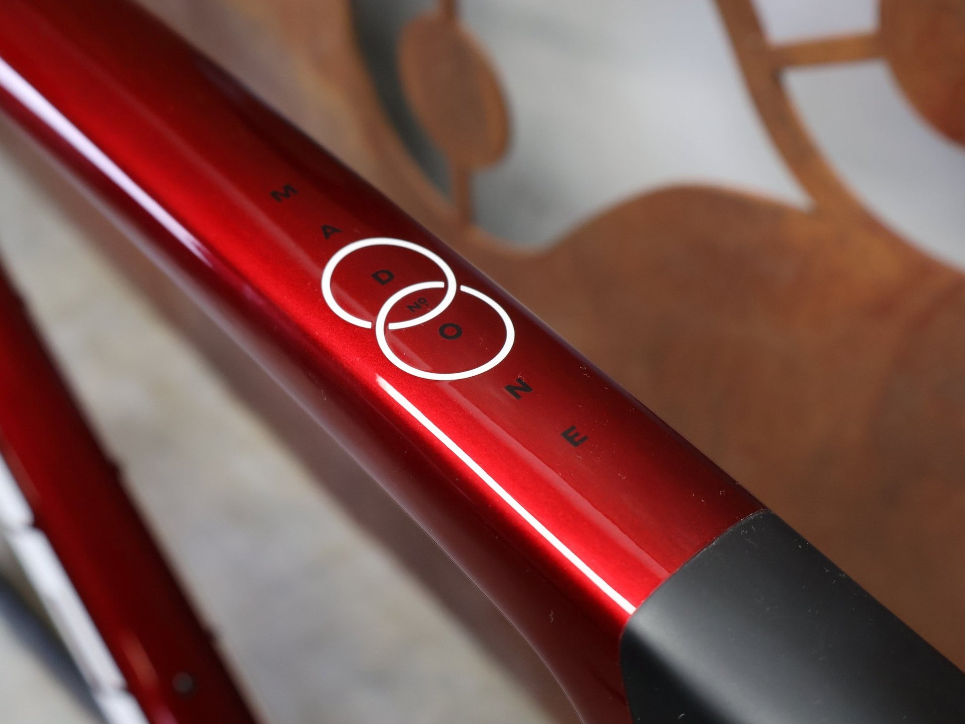 Rennrad von Trek, TREK MADONE SL 6 GEN 8 / CRIMSON / XL vor USEDBIKES - OB.DE Hintergrund