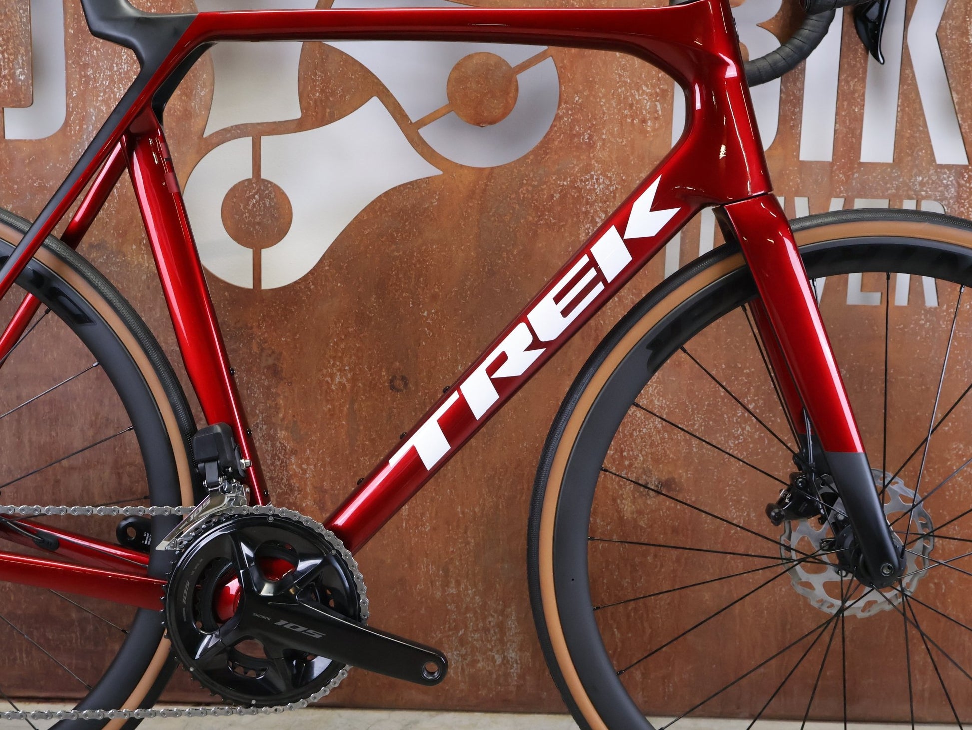 Rennrad von Trek, TREK MADONE SL 6 GEN 8 / CRIMSON / XL vor USEDBIKES - OB.DE Hintergrund