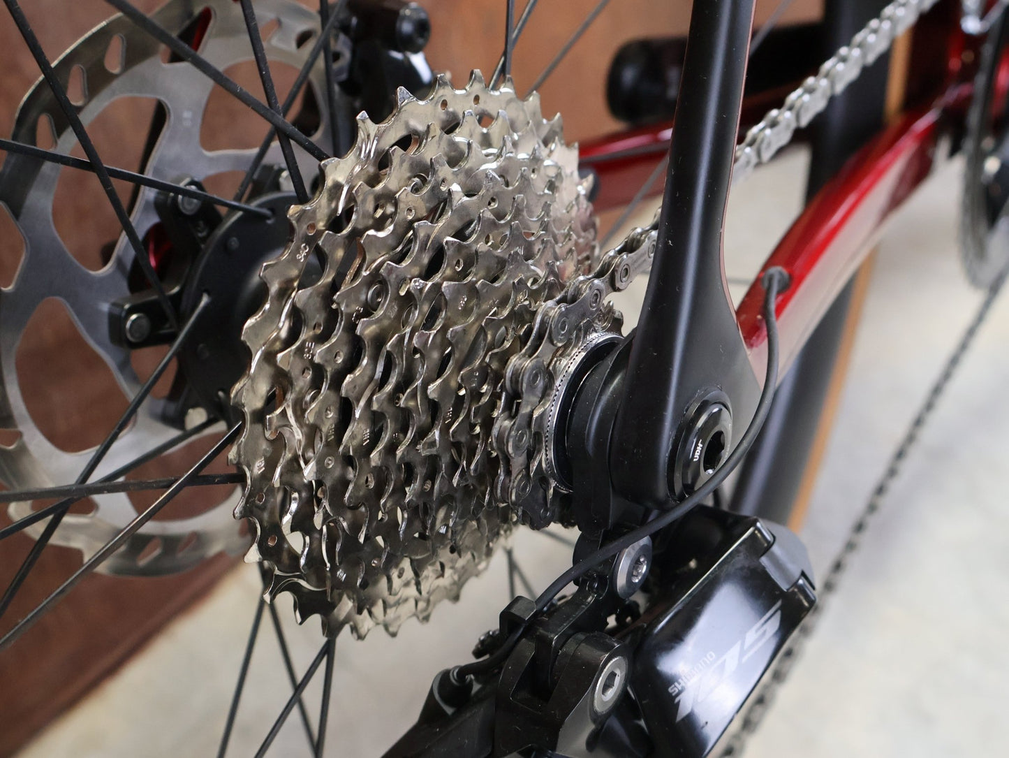 Rennrad von Trek, TREK MADONE SL 6 GEN 8 / CRIMSON / XL vor USEDBIKES - OB.DE Hintergrund