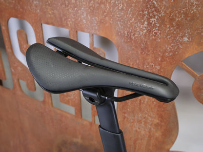 Rennrad von Trek, TREK MADONE SL 6 GEN 8 / CRIMSON / XL vor USEDBIKES - OB.DE Hintergrund