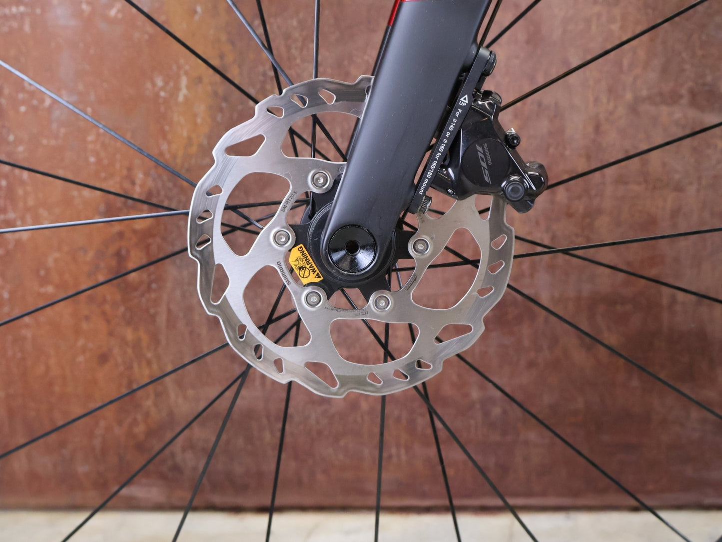 Rennrad von Trek, TREK MADONE SL 6 GEN 8 / CRIMSON / XL vor USEDBIKES - OB.DE Hintergrund