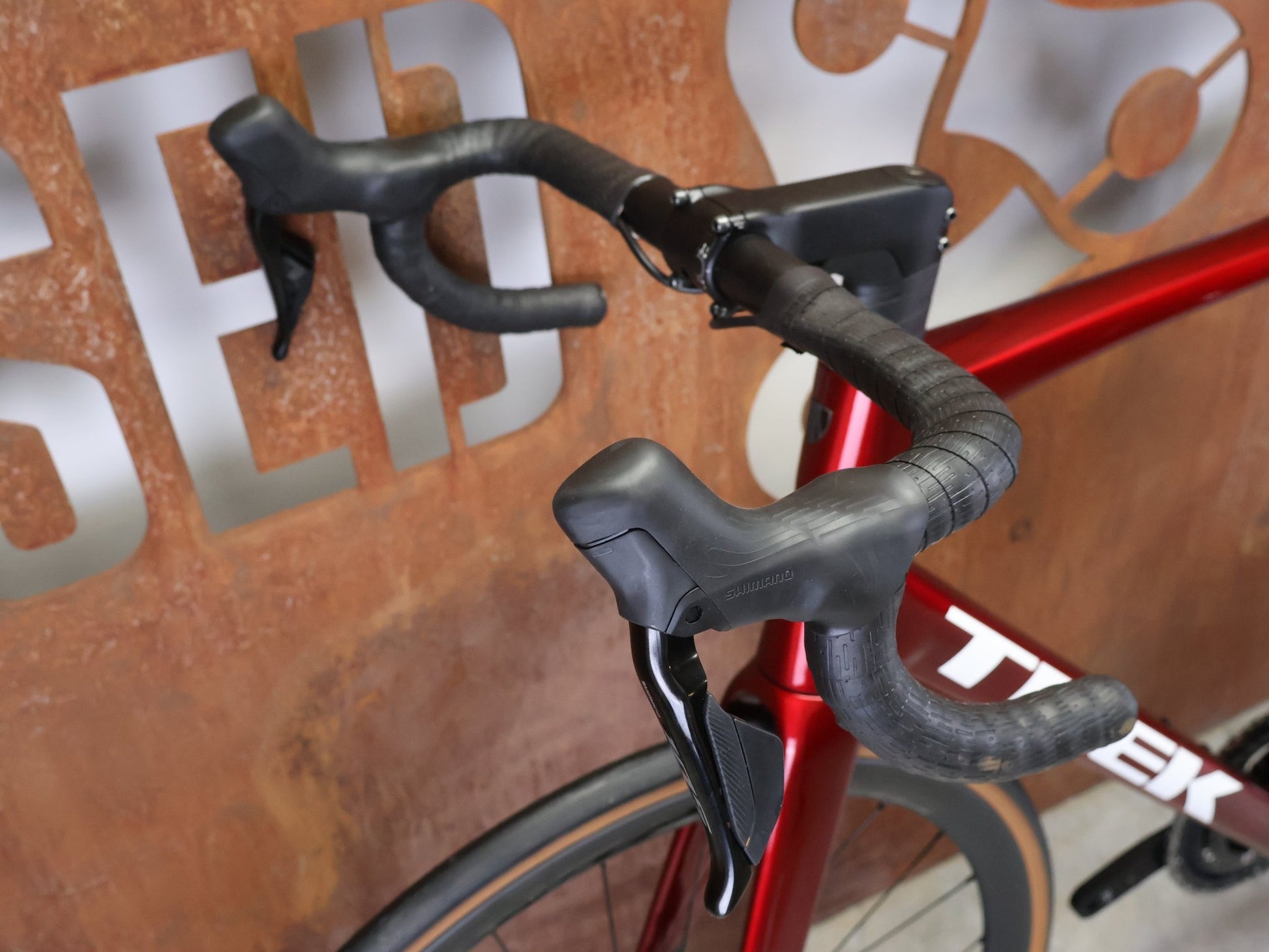 Rennrad von Trek, TREK MADONE SL 6 GEN 8 / CRIMSON / XL vor USEDBIKES - OB.DE Hintergrund