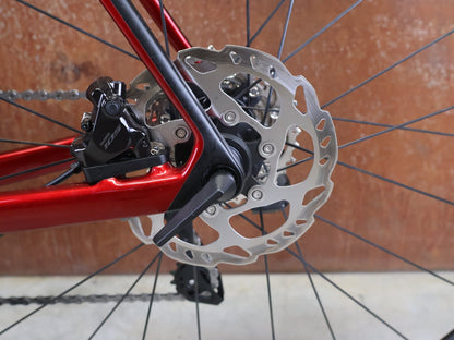 Rennrad von Trek, TREK MADONE SL 6 GEN 8 / CRIMSON / XL vor USEDBIKES - OB.DE Hintergrund