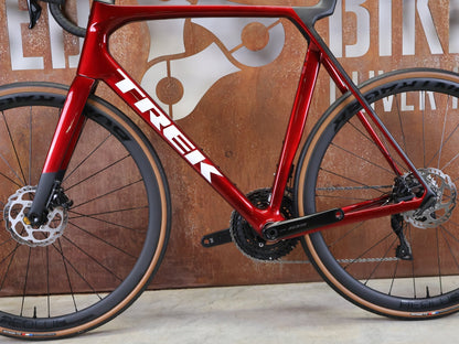 Rennrad von Trek, TREK MADONE SL 6 GEN 8 / CRIMSON / XL vor USEDBIKES - OB.DE Hintergrund