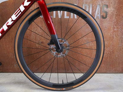 Rennrad von Trek, TREK MADONE SL 6 GEN 8 / CRIMSON / XL vor USEDBIKES - OB.DE Hintergrund