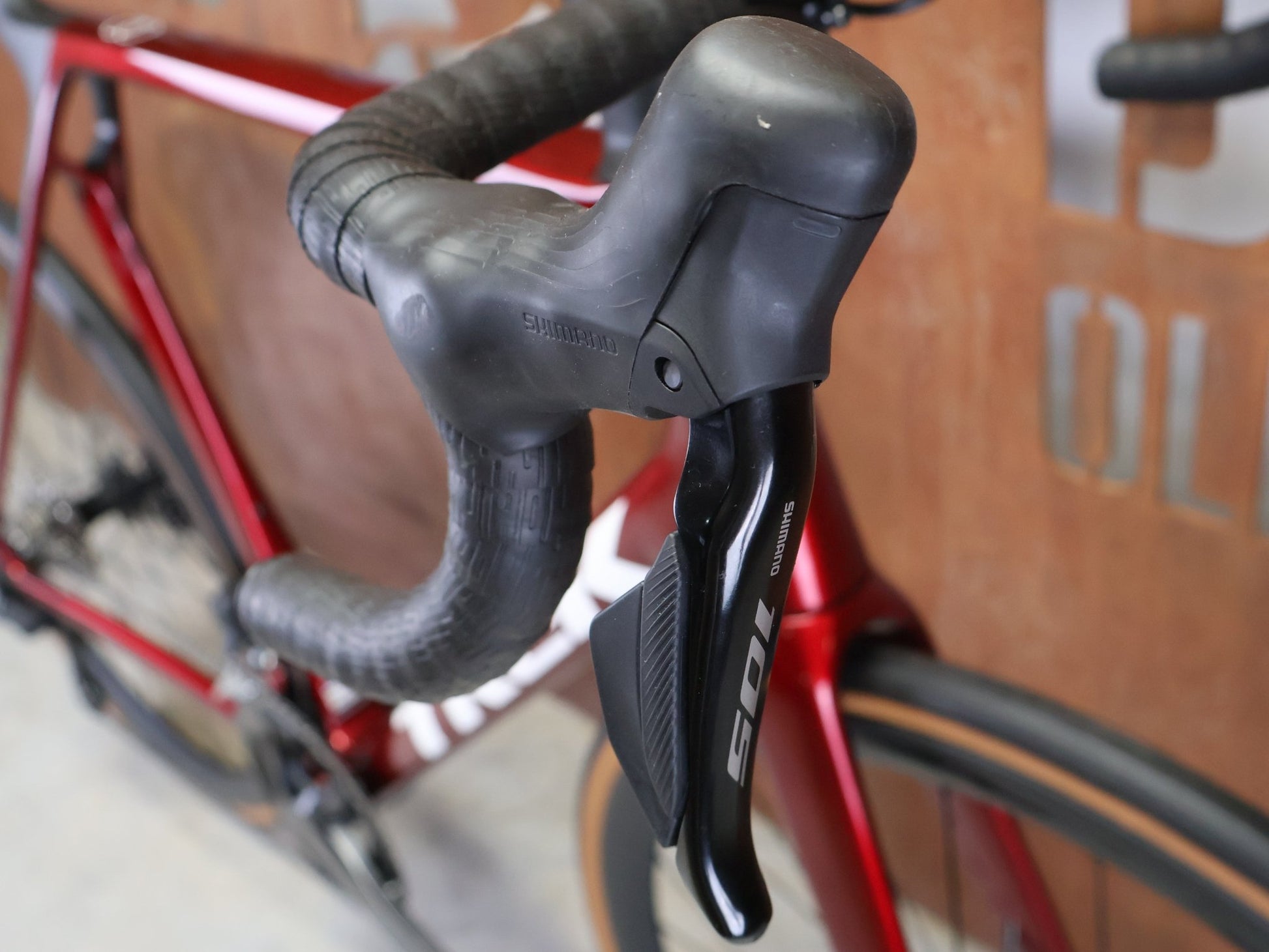 Rennrad von Trek, TREK MADONE SL 6 GEN 8 / CRIMSON / XL vor USEDBIKES - OB.DE Hintergrund