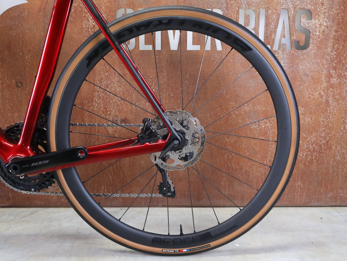 Rennrad von Trek, TREK MADONE SL 6 GEN 8 / CRIMSON / XL vor USEDBIKES - OB.DE Hintergrund