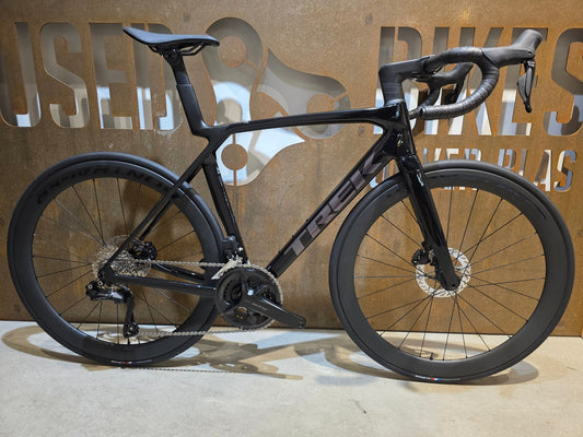 Rennrad von Trek, TREK MADONE SL 6 GEN 8 / GLOSS DARK STAR / M/L vor USEDBIKES - OB.DE Hintergrund