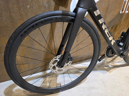 Rennrad von Trek, TREK MADONE SL 6 GEN 8 / MATTE DARK WEB / M vor USEDBIKES - OB.DE Hintergrund