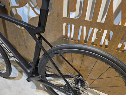 Rennrad von Trek, TREK MADONE SL 6 GEN 8 / MATTE DARK WEB / M vor USEDBIKES - OB.DE Hintergrund