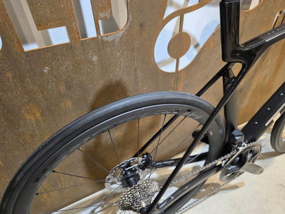 Rennrad von Trek, TREK MADONE SL 6 GEN 8 / MATTE DARK WEB / M vor USEDBIKES - OB.DE Hintergrund