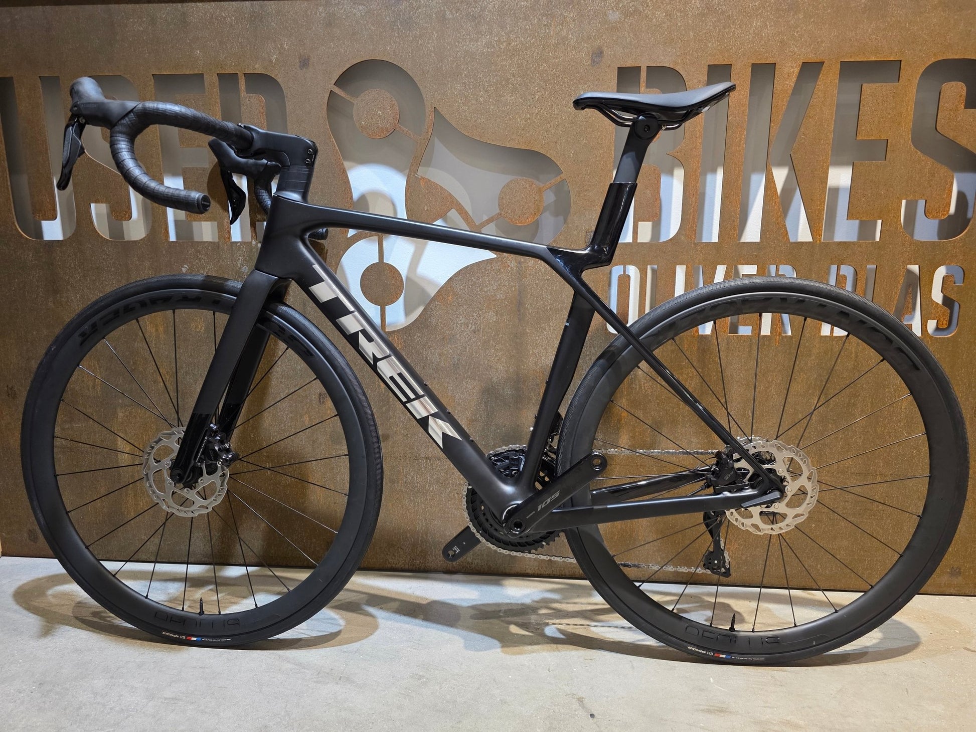 Rennrad von Trek, TREK MADONE SL 6 GEN 8 / MATTE DARK WEB / M vor USEDBIKES - OB.DE Hintergrund