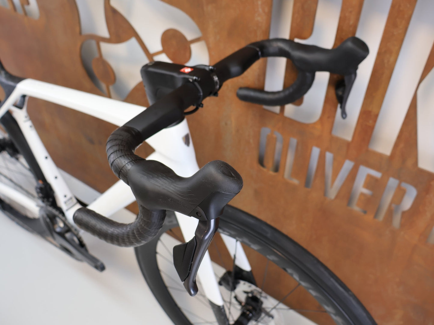 Rennrad von Trek, TREK MADONE SL 7 GEN 8 / GRÖSSE M / OCLV CARBON / ULTEGRA DI2 vor USEDBIKES - OB.DE Hintergrund