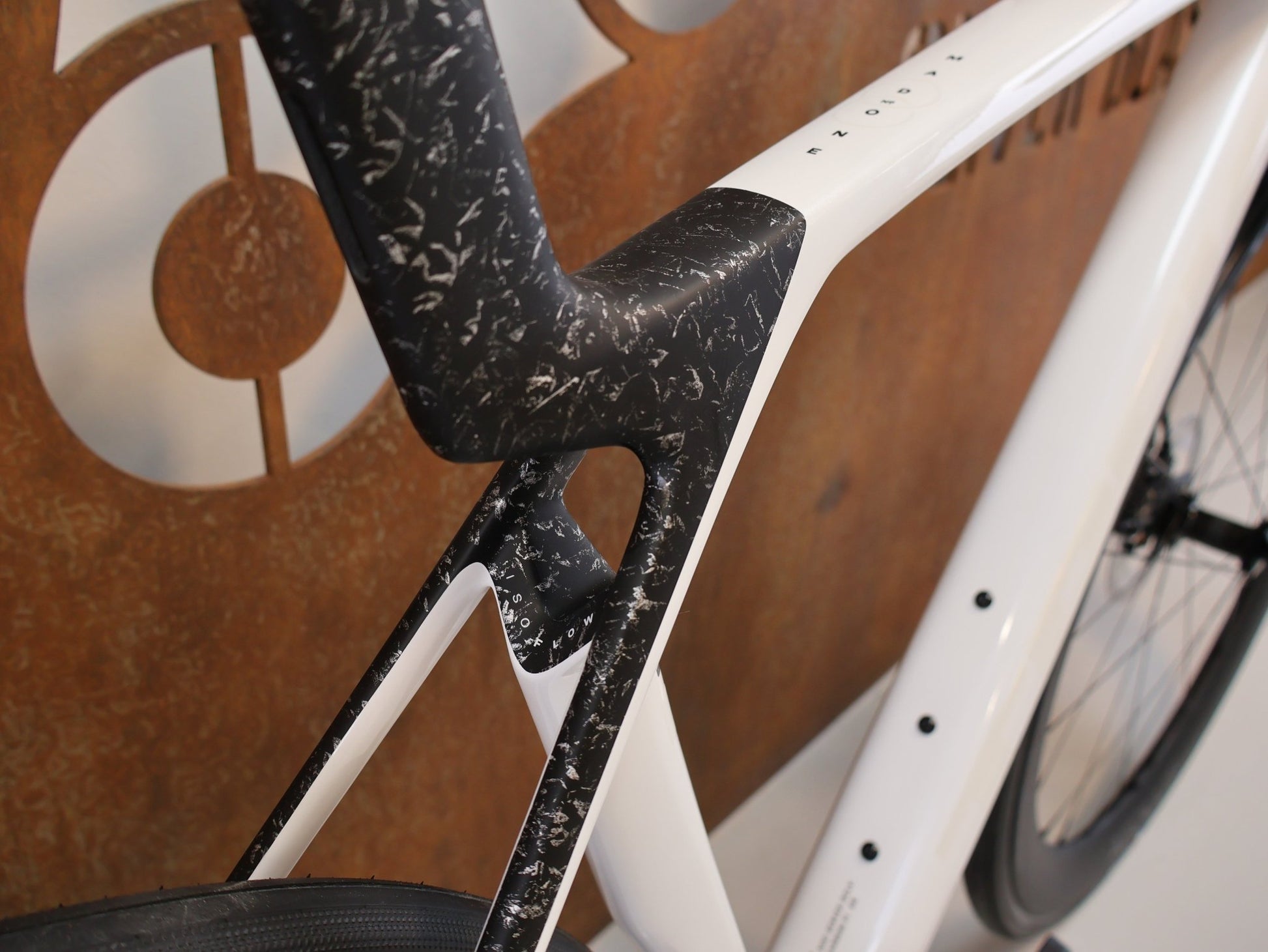 Rennrad von Trek, TREK MADONE SL 7 GEN 8 / GRÖSSE M / OCLV CARBON / ULTEGRA DI2 vor USEDBIKES - OB.DE Hintergrund
