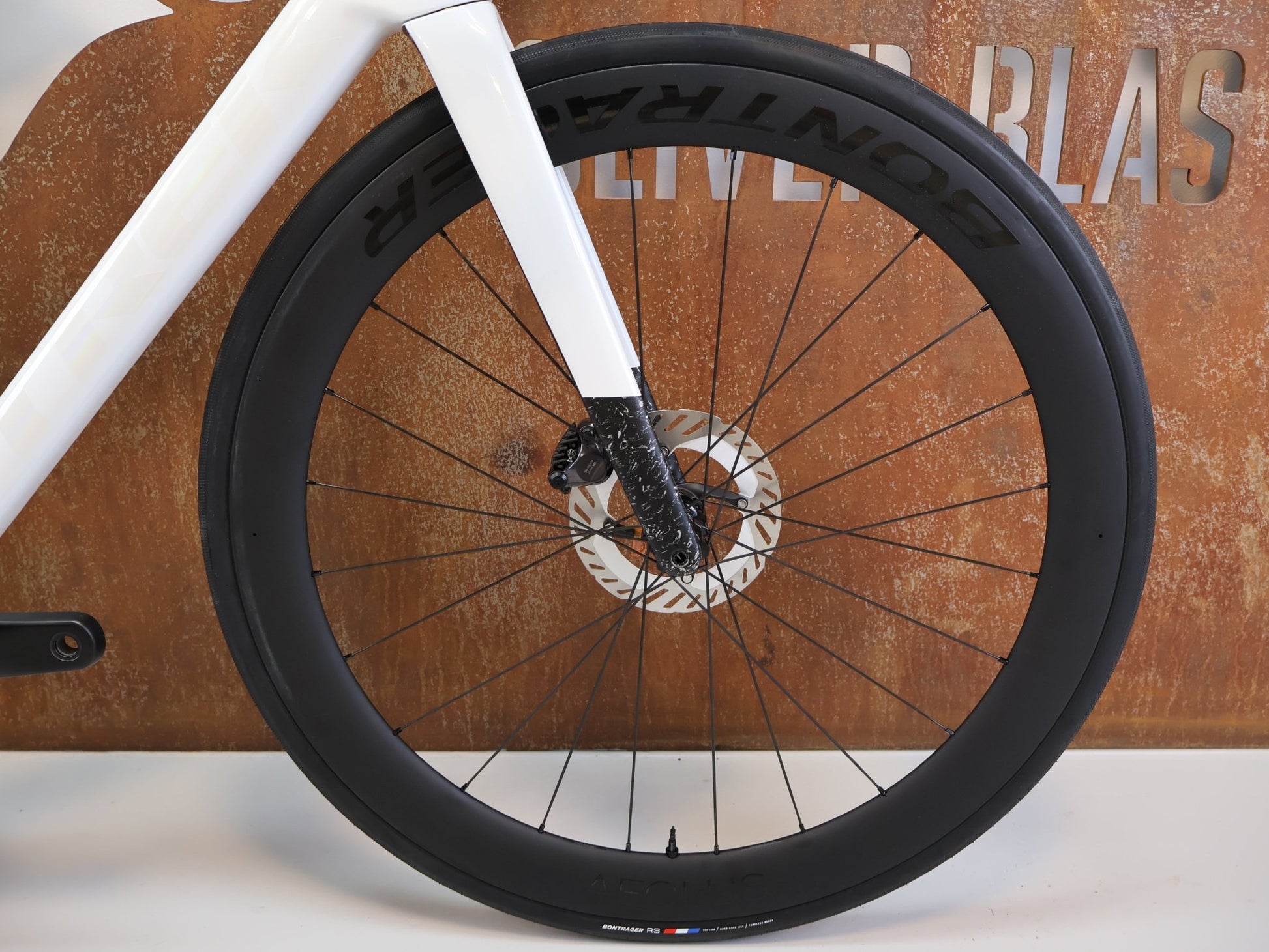 Rennrad von Trek, TREK MADONE SL 7 GEN 8 / GRÖSSE M / OCLV CARBON / ULTEGRA DI2 vor USEDBIKES - OB.DE Hintergrund