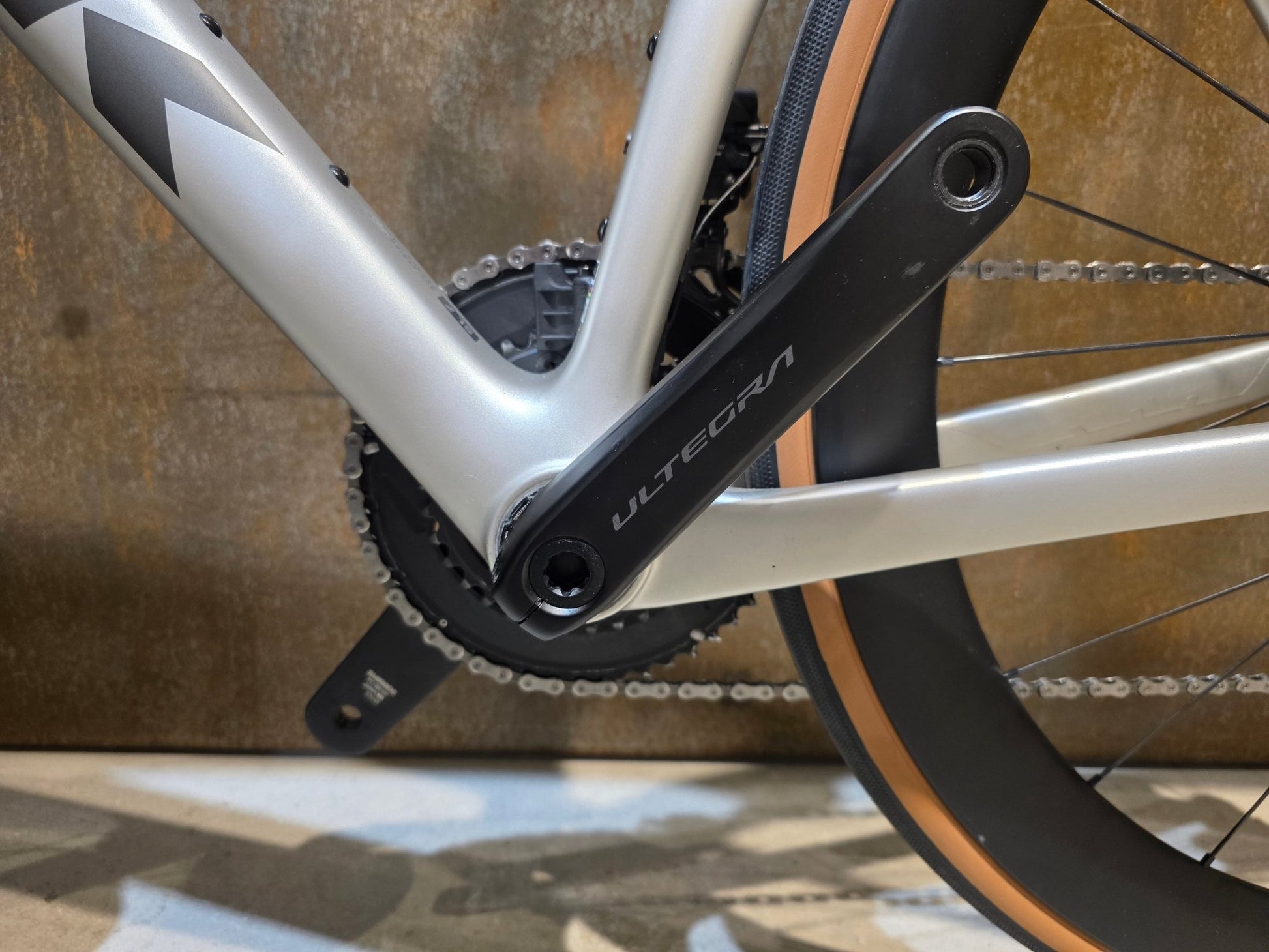 Rennrad von Trek, TREK MADONE SL 7 GEN 8 / LUNAR SILVER / M vor USEDBIKES - OB.DE Hintergrund