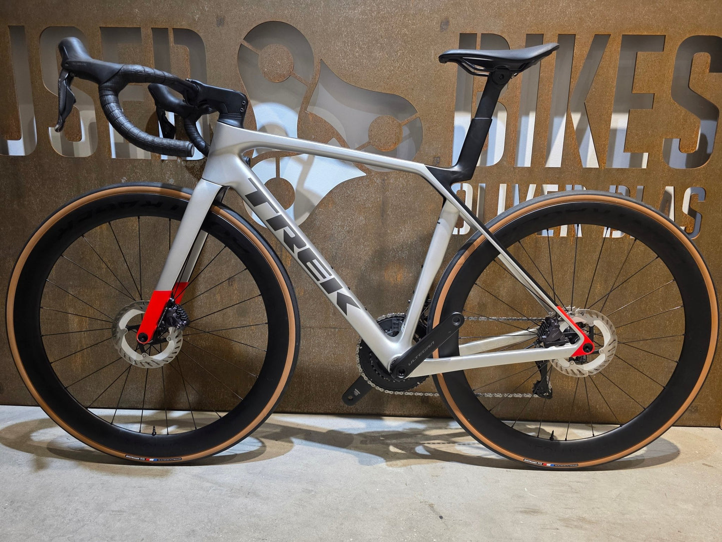 Rennrad von Trek, TREK MADONE SL 7 GEN 8 / LUNAR SILVER / M vor USEDBIKES - OB.DE Hintergrund