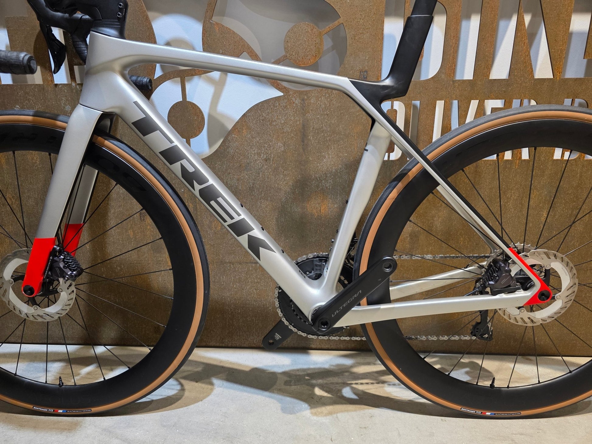 Rennrad von Trek, TREK MADONE SL 7 GEN 8 / LUNAR SILVER / M vor USEDBIKES - OB.DE Hintergrund