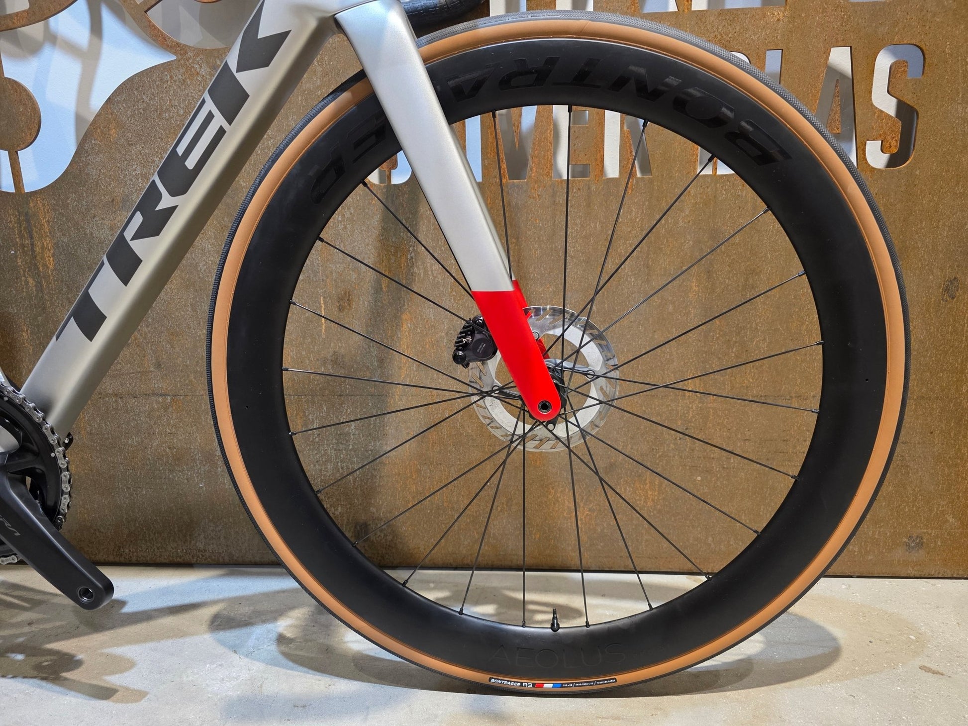 Rennrad von Trek, TREK MADONE SL 7 GEN 8 / LUNAR SILVER / M vor USEDBIKES - OB.DE Hintergrund