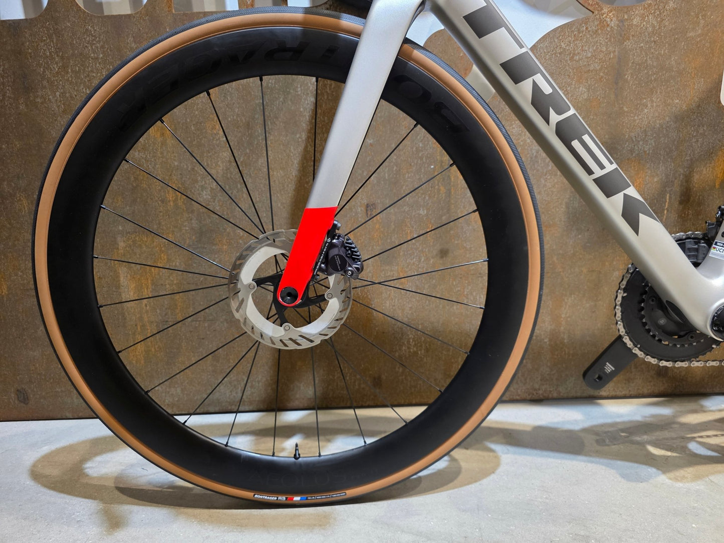 Rennrad von Trek, TREK MADONE SL 7 GEN 8 / LUNAR SILVER / M vor USEDBIKES - OB.DE Hintergrund