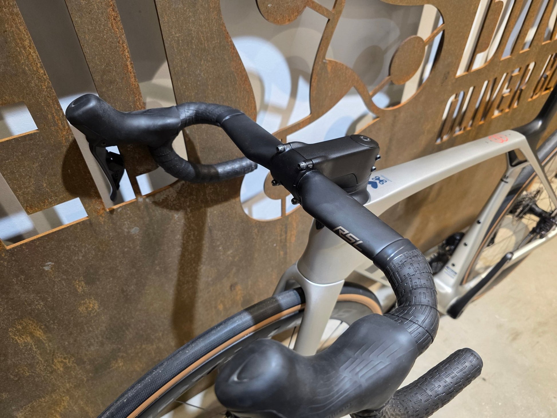Rennrad von Trek, TREK MADONE SL 7 GEN 8 / LUNAR SILVER / M vor USEDBIKES - OB.DE Hintergrund