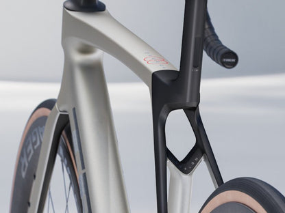 Rennrad von Trek, TREK MADONE SL 7 GEN 8 / LUNAR SILVER / M vor USEDBIKES - OB.DE Hintergrund