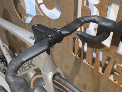 Rennrad von Trek, TREK MADONE SL 7 GEN 8 / LUNAR SILVER / M vor USEDBIKES - OB.DE Hintergrund